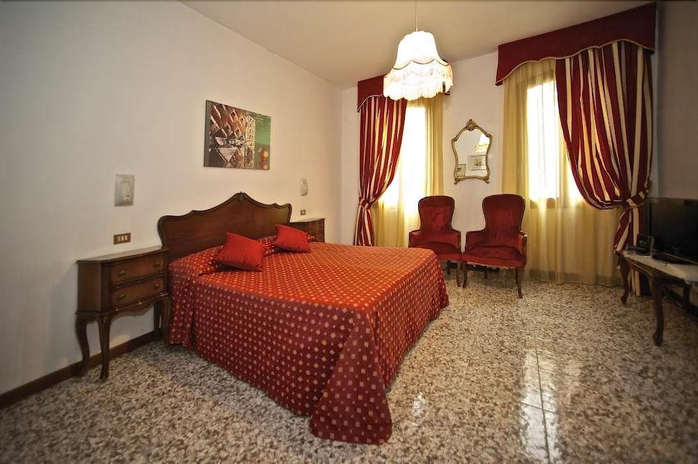 Fontana Hotel Venecia
